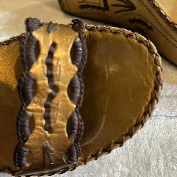 BCBGMAXAZARIA bronze leather wedges with embroidered details - size 8 1/2 - Picture 7 of 8